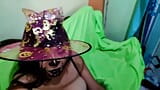 ПОРНО НА ХЭЛЛОУИН!! молодая женщина-ведьма в шляпе садится на диван и просит гостя ласкать ее перед сексом snapshot 7