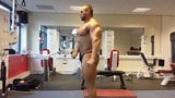 Str8 bodybuilder che flette enormemente snapshot 2