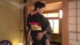 La milf si toglie il kimono per un grosso cazzo snapshot 5