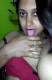 O mamă sexy indiană se masturbează snapshot 10