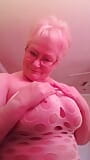 Abuela caliente gilf muestra sus enormes tetas mientras juega con ellas, ¿te gusta? snapshot 3