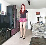 Crossdresser travesti posando de saia muito curta snapshot 1