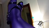 Collants violets 40V et ongles bleus snapshot 1