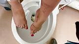 Nemo beschämt mich, indem er in einer öffentlichen behindertengerechten Toilette auf meine Füße pisst snapshot 8