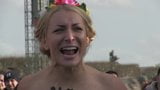 Femen protestiert oben ohne in Frankreich snapshot 10