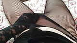 Toni in schwarzer Netzstrumpfhose streichelt und wichst ihren großen rasierten Schwanz mit Handschuhen snapshot 3