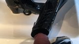 siyah patent ayak bileği çizmeler pissing snapshot 4