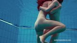 Twee hete meiden naakt in het zwembad snapshot 5