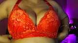 Η Desi Sexy Hot Girl εκπληρώνει τη σεξουαλική της επιθυμία παίζοντας με τα γυμνά βυζιά της και τσιμπώντας τις θηλές της με ευχαρίστηση. snapshot 3