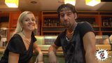 Spanische Paare an der öffentlichen Kaffeestube snapshot 1