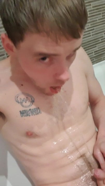 Schwuchtel Cameron verschwendet keine Pisse