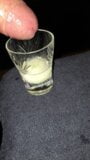 Éjaculation dans un verre à liqueur snapshot 5