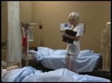 Krankenschwester Stacy Valentine gibt dem Patienten einen Handjob (1998) snapshot 1