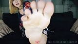 Vends-ta-culotte-aanbidding van de voeten van een prachtige en bazige blonde vrouw snapshot 8
