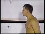 Dos hombres fuertes se encuentran en una ducha pública y follan y chupan snapshot 1