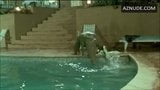 S. grandi en bragas blancas nadando con un chico en una película de 1987 snapshot 10