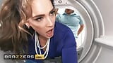 Van Wylde在房子里走来走去，在洗衣房里抓到Siri dahl和katie kush做爱 - BRAZZERS snapshot 7