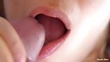 Super primer plano semen en la boca, sus labios sensuales y lengua lo hacen correrse snapshot 12