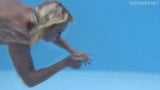 Toch verbaast Emily Ross zich weer onder water snapshot 6