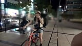 Pegue Alice-Chan, a parceira de entrega da U R E S que é tão erótica e fofa! Suas habilidades de punheta com os pés treinadas em uma bicicleta snapshot 1