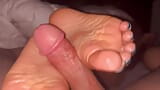 Le dita verdi metallizzate di latina in una provocante sega con i dita dei piedi snapshot 7