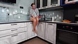 Nena madura Iris en la cocina mostrando sus piernas y pies en pantimedias transparentes snapshot 6