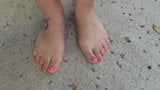 Ehefrau zeigt Füße auf der Straße snapshot 1