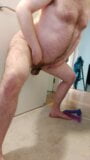 Peludo urso treinando suas habilidades de chupar pau e garganta, em seguida, fode o vibrador snapshot 8