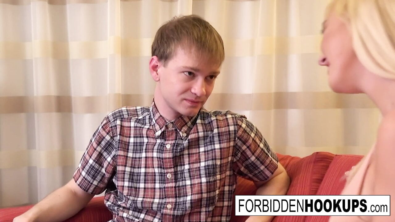 Грудасту блондинку трахає величезний член її зведеного брата