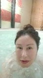 Donna che fa il bagno snapshot 1