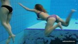 Katka y Kristy bajo el agua - chicas calientes snapshot 3