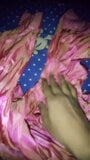 Handjob mit rosa schattiertem Satin, seidiges Salwar von Nachbarin (01) snapshot 1