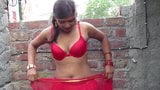 El sari bhabhi más caliente en un estilo sexy, acto de sari de color rojo snapshot 1