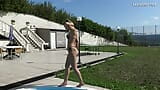 알몸으로 수영하는 세르비아 미녀 snapshot 3