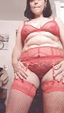 Une maman sexy s’étouffe en lingerie rouge snapshot 4