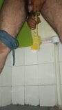 Un gay indien utilise une brosse de toilette et jouit en mains libres snapshot 4