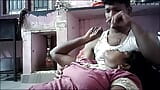 भारतीय गृहिणी अपने बड़े स्तनों के साथ खेल रही है snapshot 8