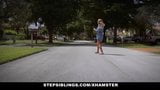 Stepsiblings - 柔软的黑人少女挑逗stepbros的鸡巴 snapshot 1