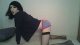 Sexy Transvestit spielt mit sich im Bett snapshot 8