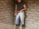 Mädchen macht ihre Jodhpurs nass snapshot 3