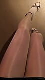 Mijn hete benen in glanzende pantylagen en hakken. snapshot 13