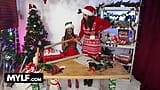 La Sra. Claus sorprende al brillante destello de elfo inventivo en su área de trabajo de juguetes sexuales en la fábrica - navidad lésbica snapshot 2