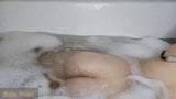 Elle se caresse dans son bain et jouit avec un gode dans sa chatte étroite snapshot 2