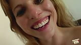 Blond cycata milf połyka gruby wytrysk po tym, jak robi anal przed kamerą z mężem snapshot 16