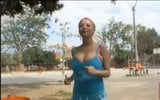 Sexy blonde pornoster enorme schuddende joggende tieten in het openbaar snapshot 3