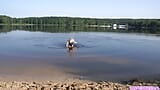 Fkk-mädchen macht dünnes tauchen an einem strand snapshot 9