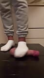 Schwanz trampeln und ballbusting mit meinen weißen knöchelsocken snapshot 7