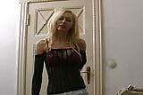 Super rondborstige en blonde Duitse dame speelt met haar dildo snapshot 3