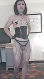 Sissy-hure in PVC und High Heels trinkt ihre eigene pisse snapshot 1