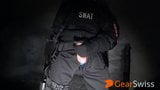 SWAT Soldat spielt mit seinen Waffen snapshot 5